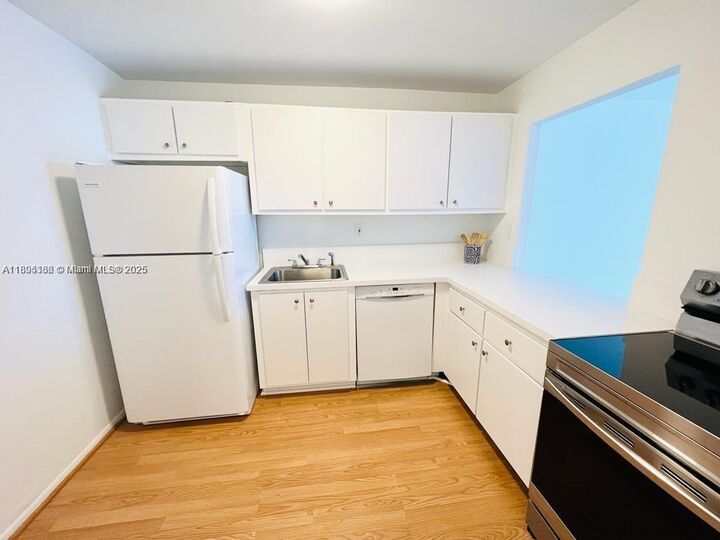 Property Photo: 800 Parkview Dr 605 FL 33009