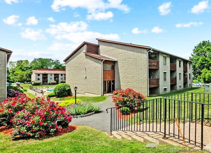 Property Photo:  26 Prospect Street Apt 17  CT 06040