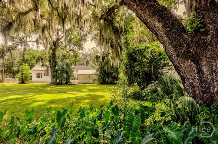 Property Photo: 13 Saint Thomas Avenue GA 31406