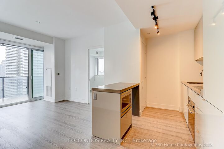 Property Photo:  7 Grenville Street 4105  ON M4Y 1A1