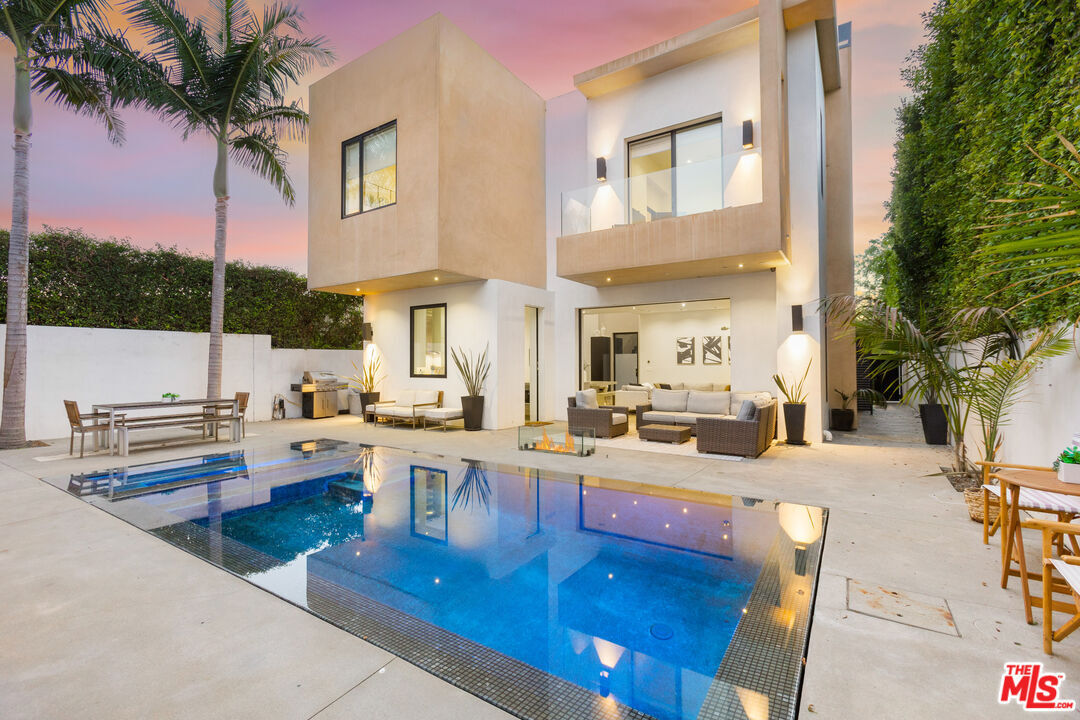 Property Photo:  454 N Sweetzer Ave  CA 90048 