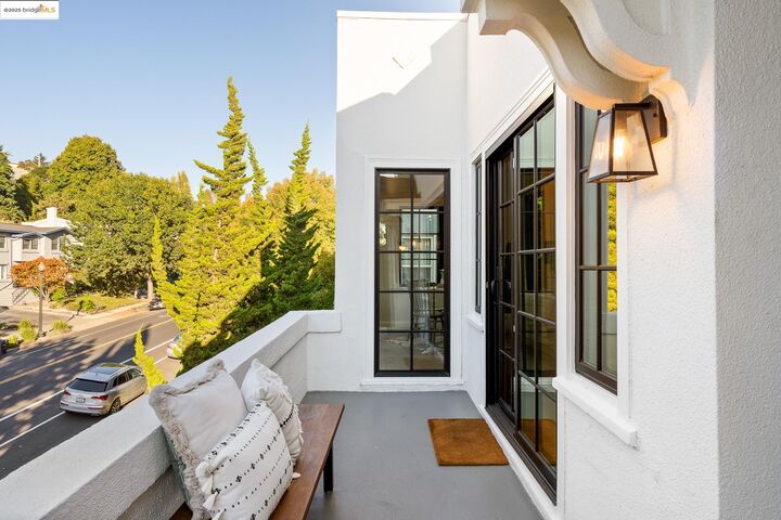 Property Photo:  801 Mandana Blvd  CA 94610 