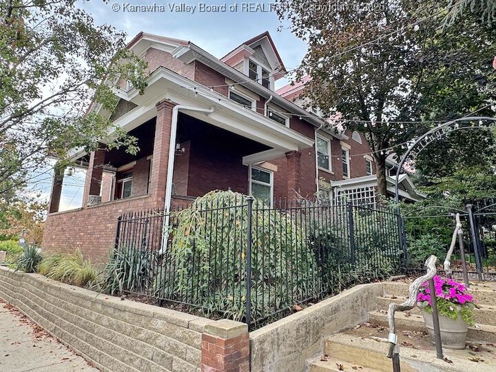 2 Arlington Court  Charleston WV 25301 photo