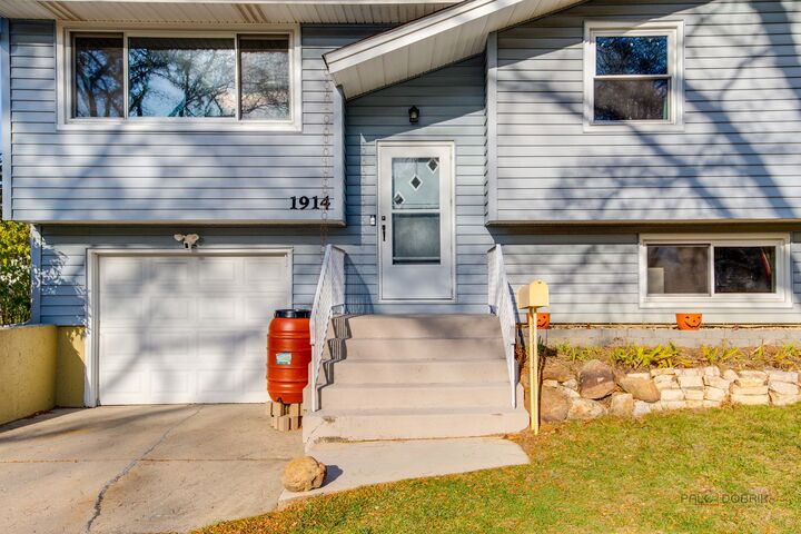 Property Photo:  1914 Capital Court  IL 60193 