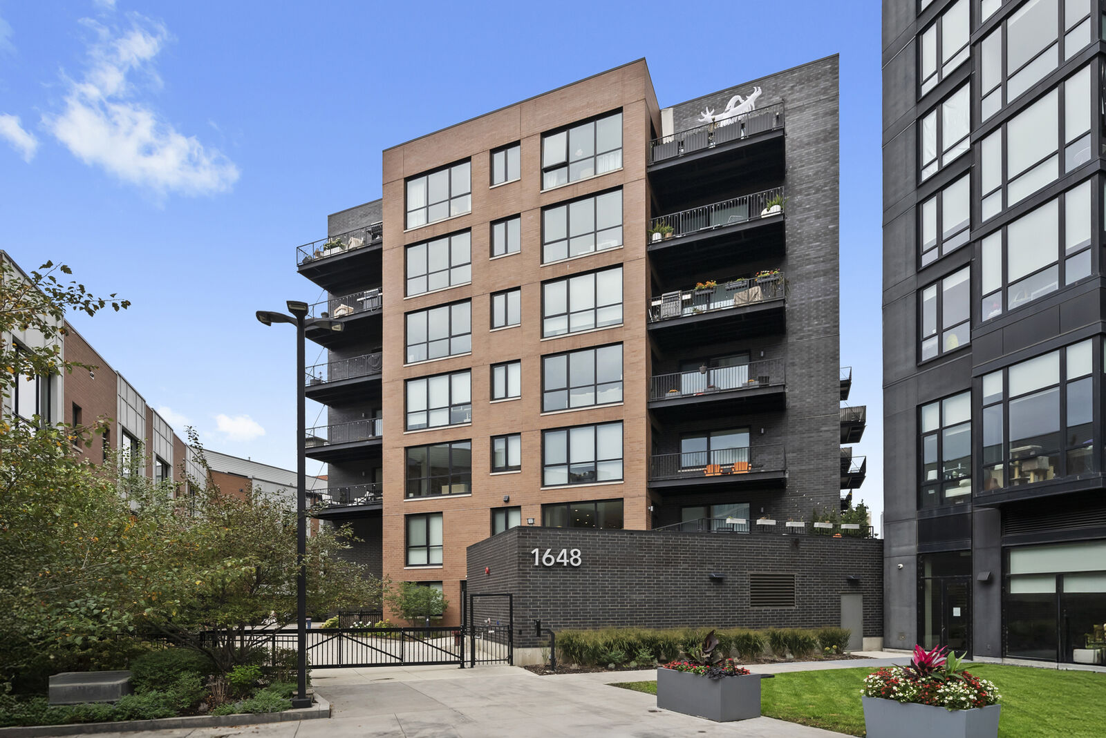 Property Photo:  1648 W Division Street 407  IL 60622