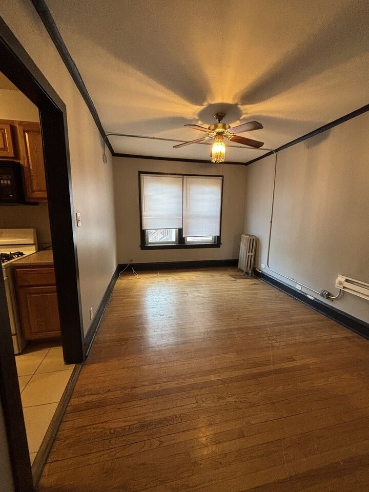 Property Photo:  2212 E 70th Street 2D  IL 60649