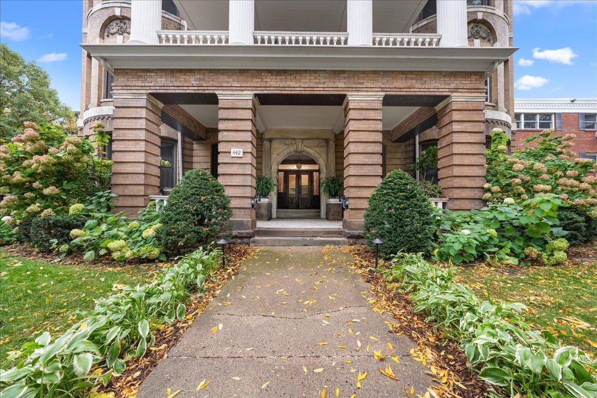 Property Photo:  442 Summit Avenue 4  MN 55102 