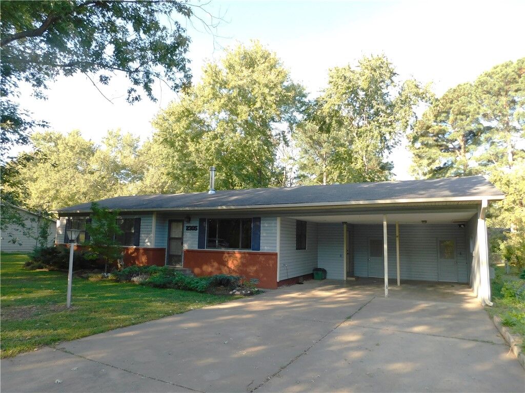 Property Photo: 2305 Laverne Avenue AR 72701