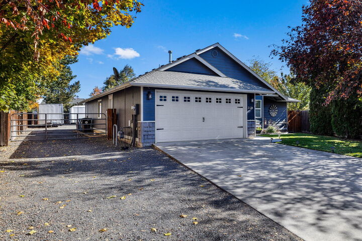 Property Photo:  2120 Maple Tree Court NW  OR 97756