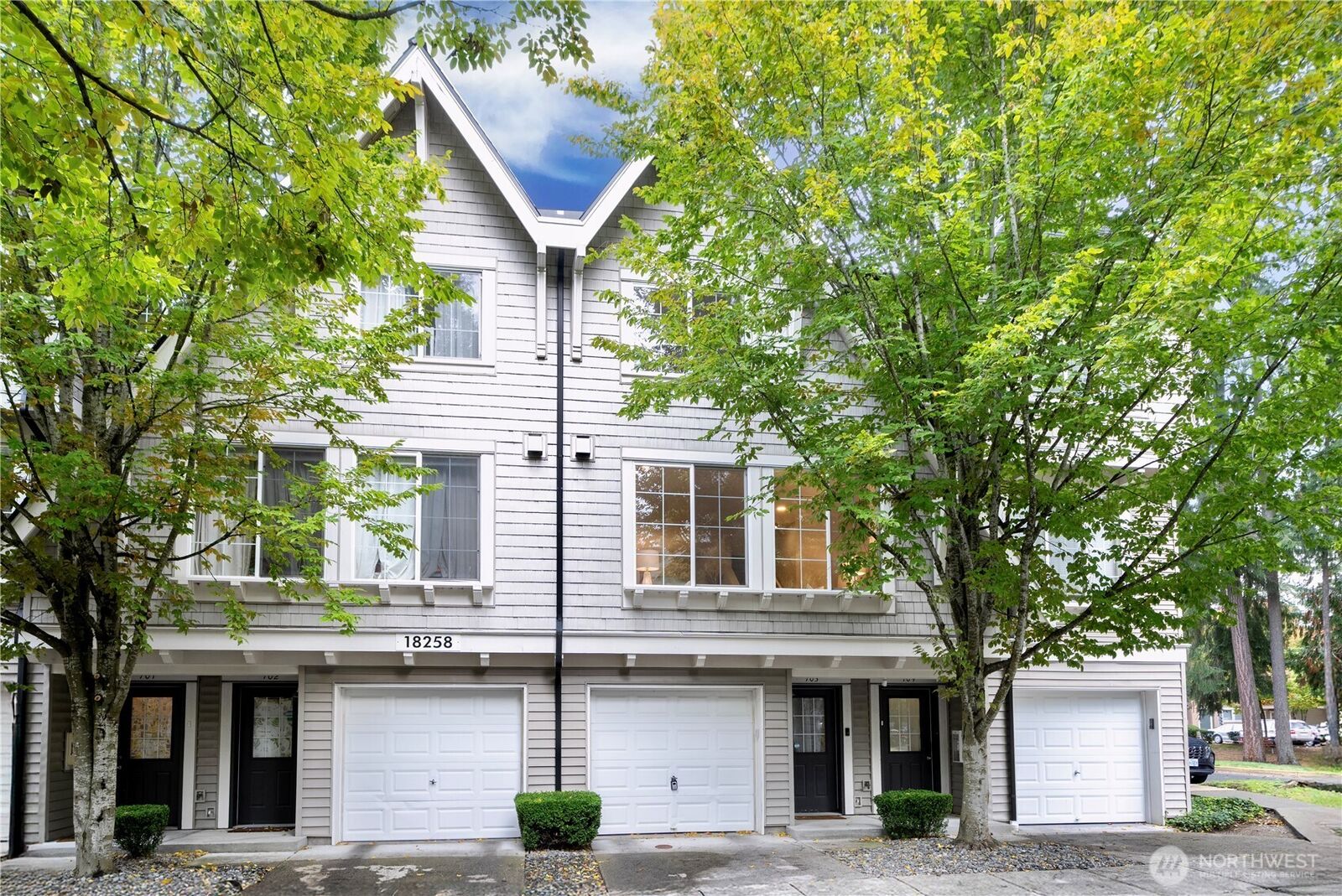 Property Photo: 18258 NE 96th Way 103 WA 98052