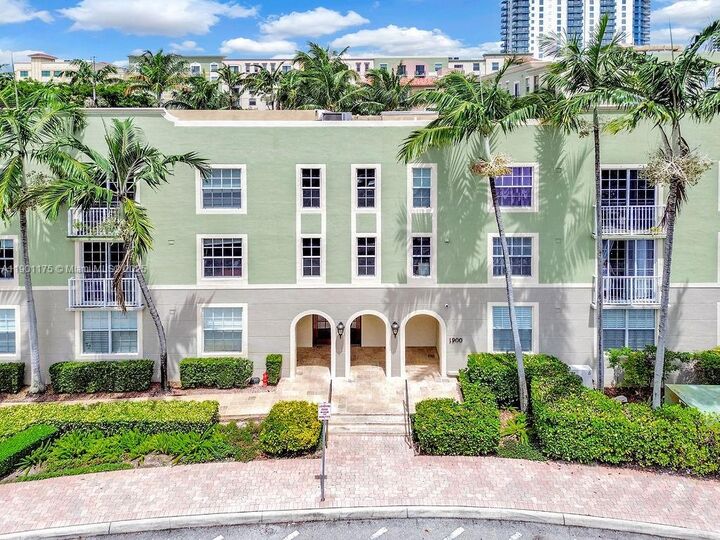 Property Photo:  1900 Van Buren St 311B  FL 33020
