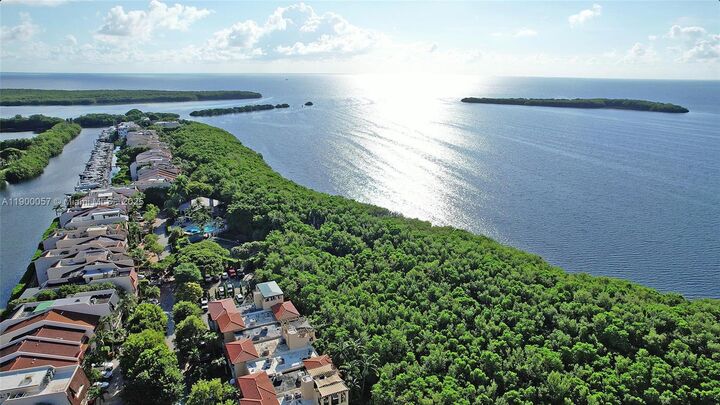 Property Photo: 6223 Paradise Point Dr FL 33157