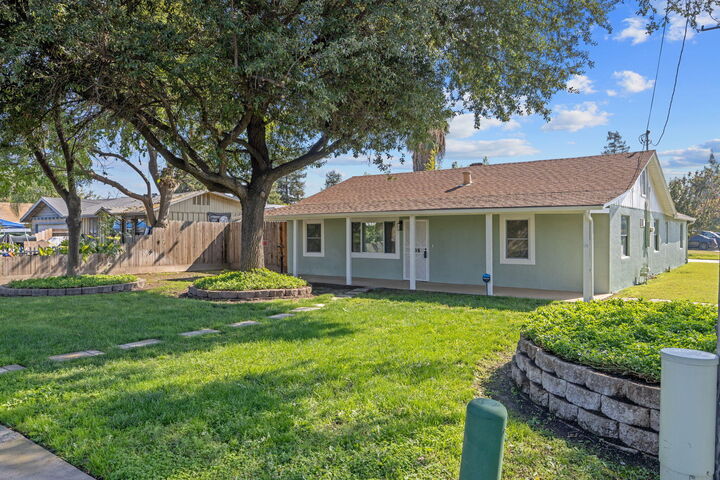 Property Photo:  705 W Walnut Avenue  CA 93277