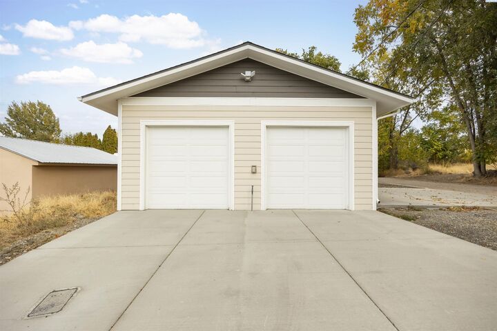 Property Photo:  1330 Louisiana Ave  WA 99352 
