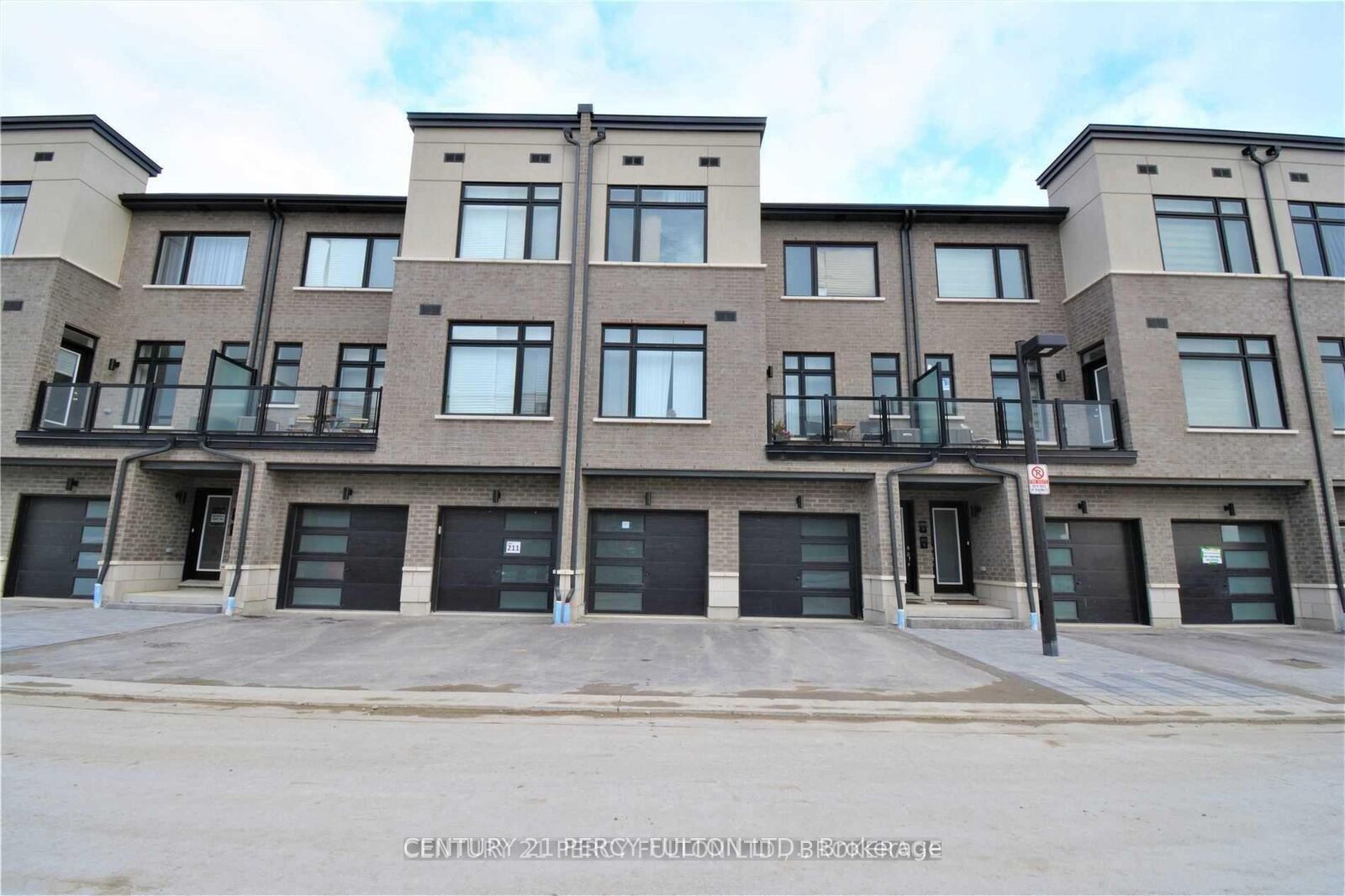 Photo de la propriété:  2550 Castlegate Crossing Drive 105  ON L1X 0G4 