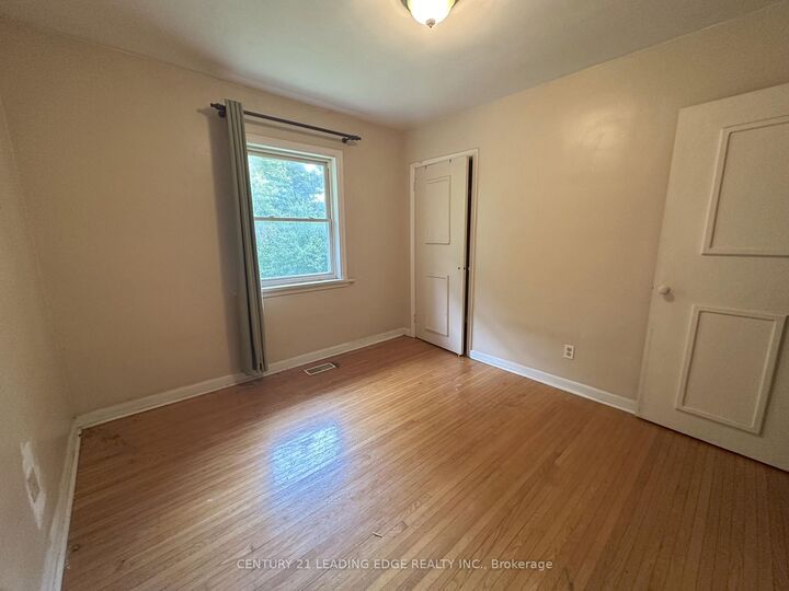 Photo de la propriété:  339 Jaybell Grove Grove  ON M1C 2X4 