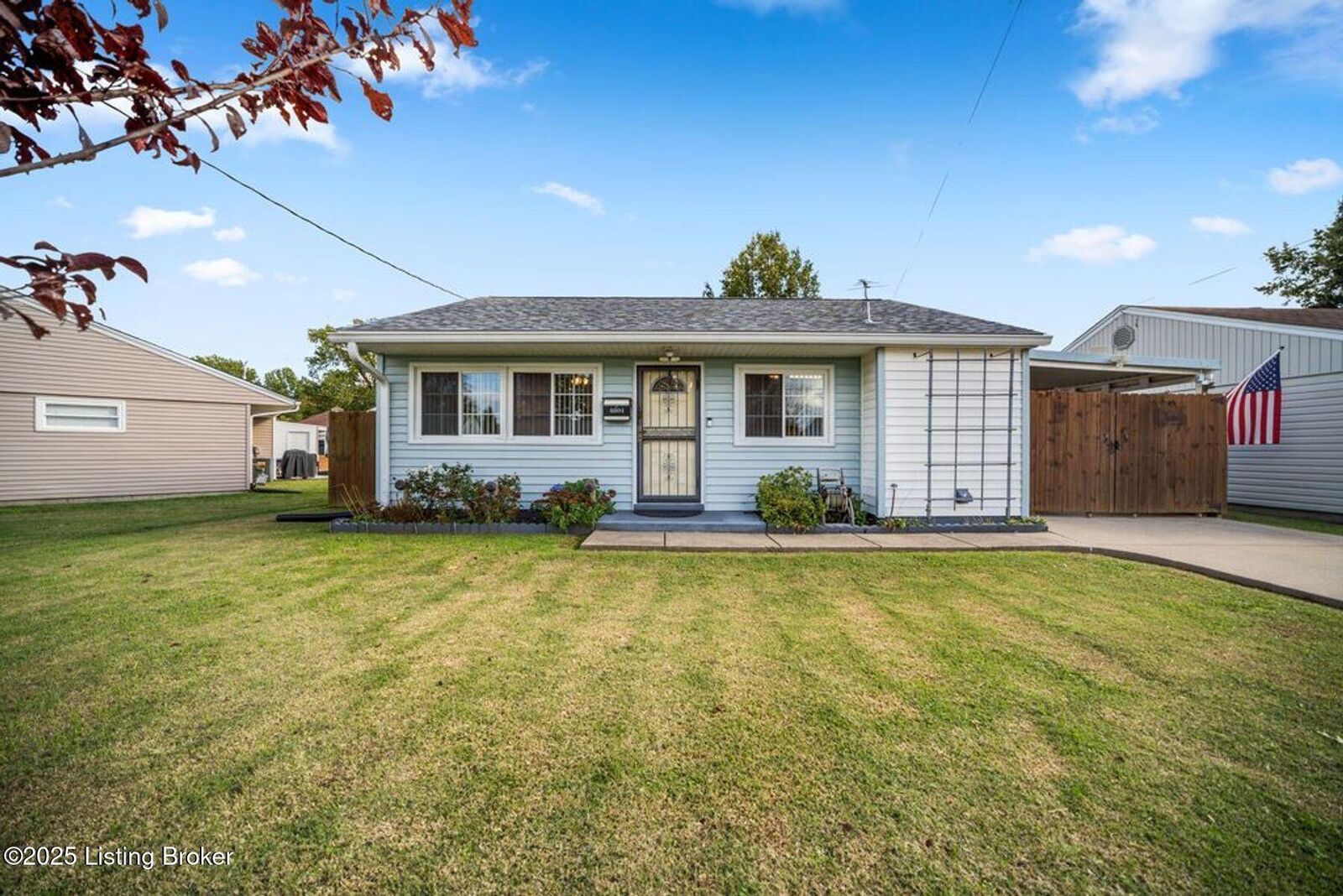 Property Photo: 4804 Redstart Rd KY 40213