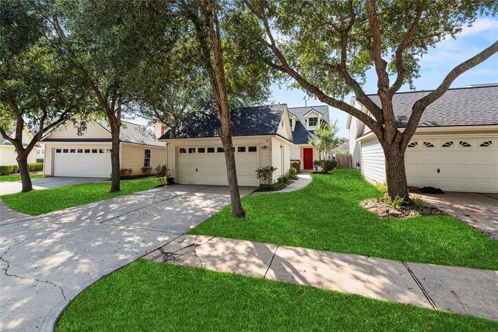 Property Photo: 5715 Silver Oak Drive TX 77459