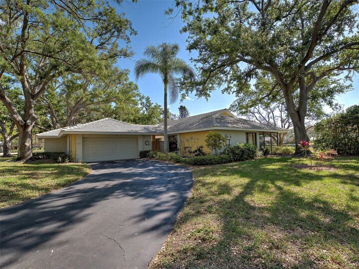 Property Photo: 220 Southampton Drive 325 FL 34293