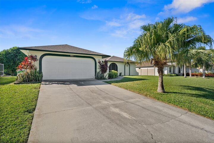 Property Photo:  166 SE 20th Street  FL 33990 