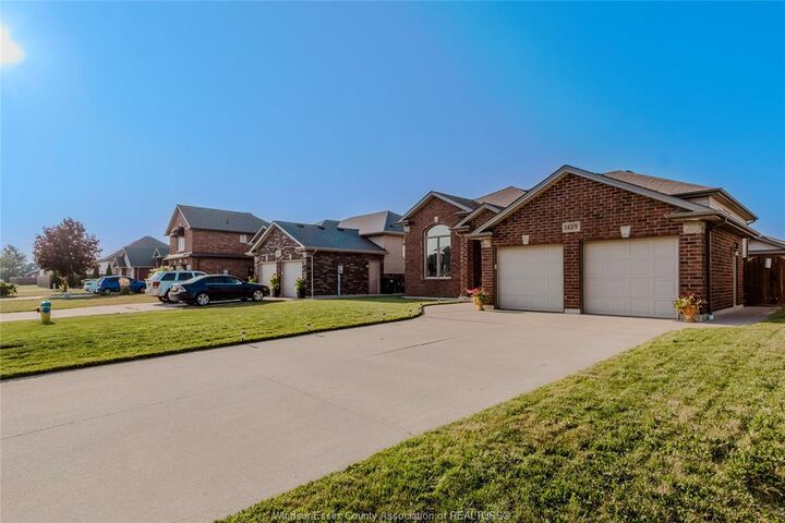 Photo de la propriété: 1429 Oakwood Avenue ON N8L 0S4