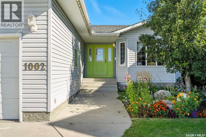 Property Photo:  1002 Carr Crescent  SK S7S 1L9