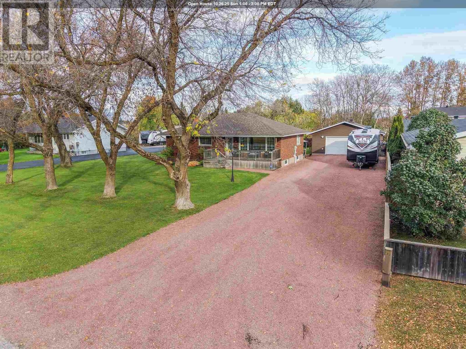 Photo de la propriété:  102 Roosevelt Ave  ON P6C 5M4