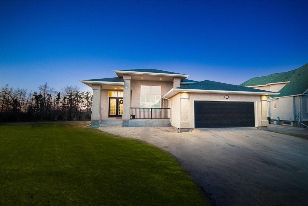 Property Photo:  2 River Springs Drive  MB R4A 2A3