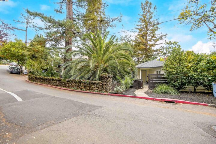 Property Photo:  2420 Hillside Ave  CA 94704 