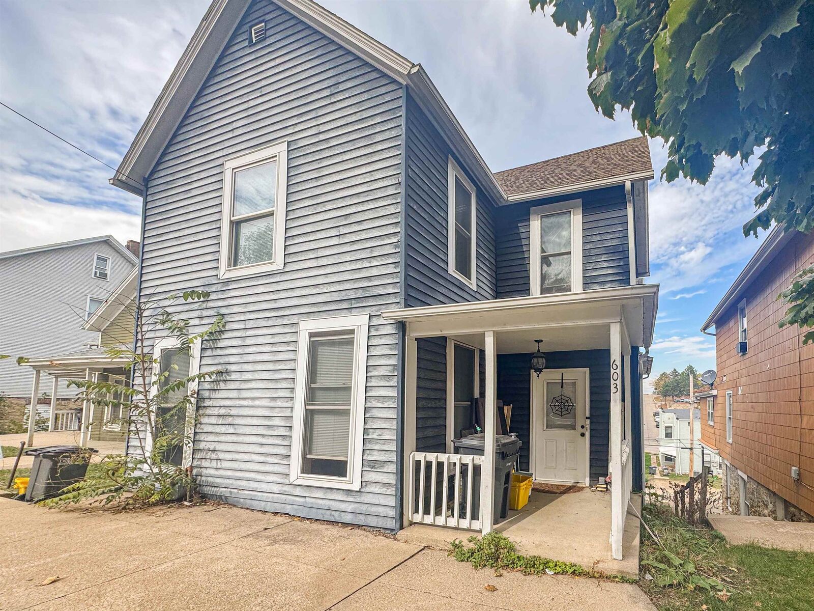 Property Photo:  603 Arlington Street  IA 52001