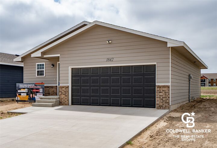 Property Photo:  1842 E Prairie View Drive  KS 67846 