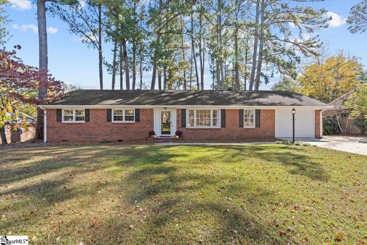 Property Photo: 14 Ellesmere Drive SC 29615