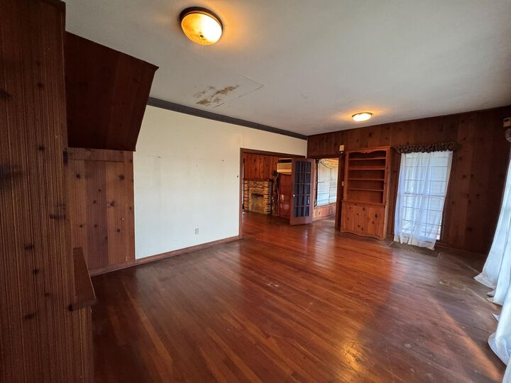 Property Photo: 1108 W Park Avenue TX 77630