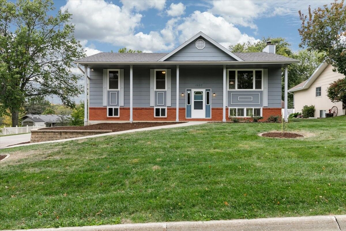 Property Photo:  1527 Pleasant Drive  IA 50219