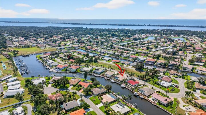 Property Photo:  319 Oakwood Circle  FL 34223