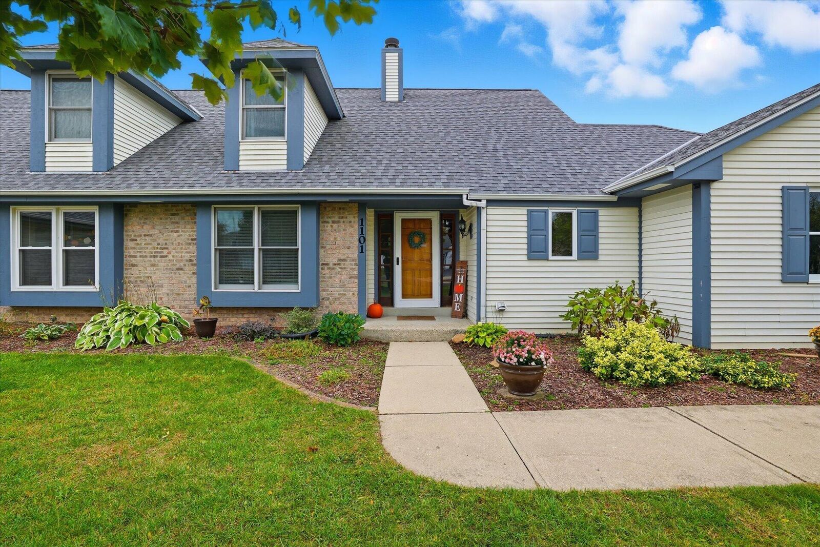 Property Photo:  1101 Ellys Way  WI 53086