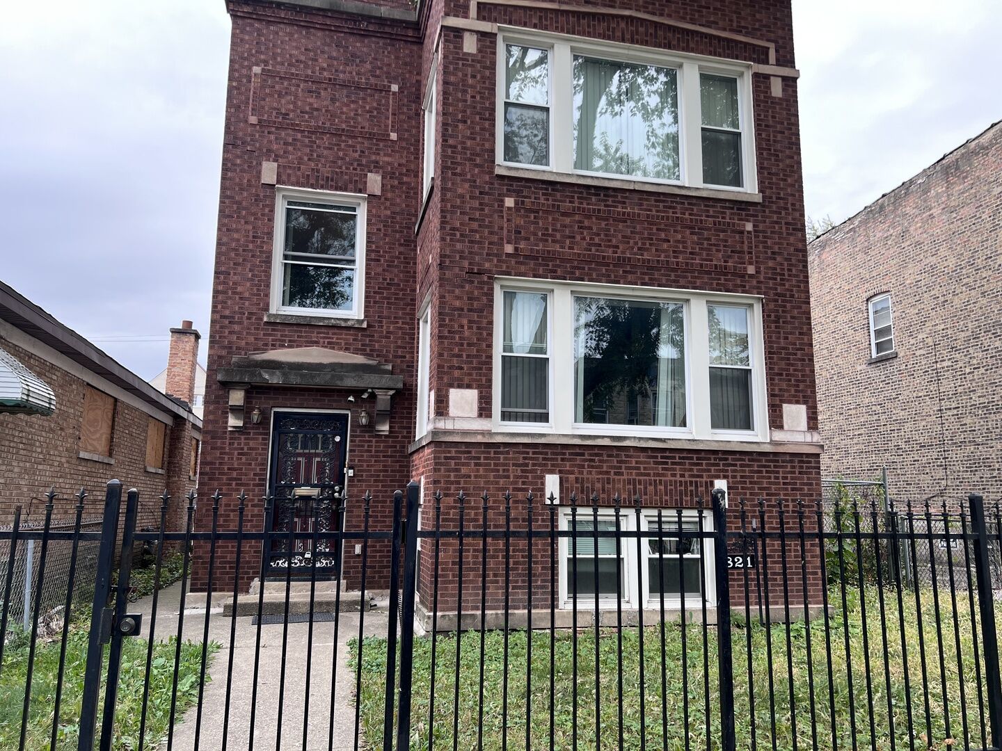 Property Photo:  821 N Waller Avenue 2ndfl  IL 60651