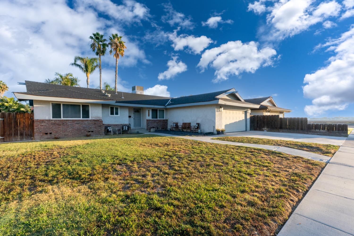 Property Photo:  1062 Madison Avenue  CA 93635 