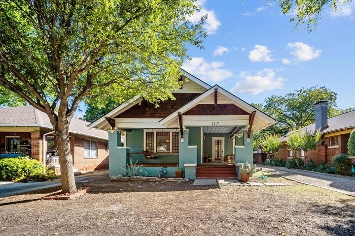 Property Photo: 2219 Fairmount Avenue TX 76110