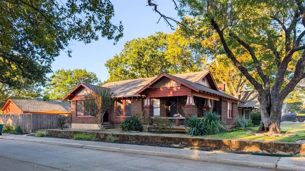 Property Photo:  3534 Meadowbrook Drive  TX 76103 