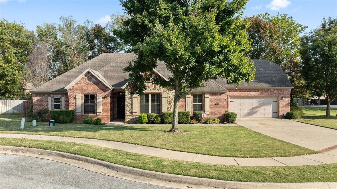 Property Photo: 3750 N Belfast Place AR 72704