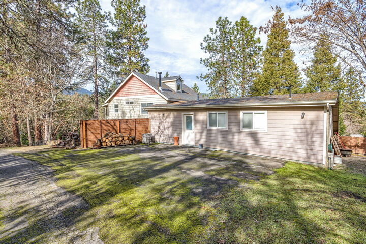 Property Photo:  675 S 4th Street  OR 97530