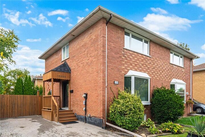 Property Photo:  2259 Wiseman Court  ON L5J 1P4 