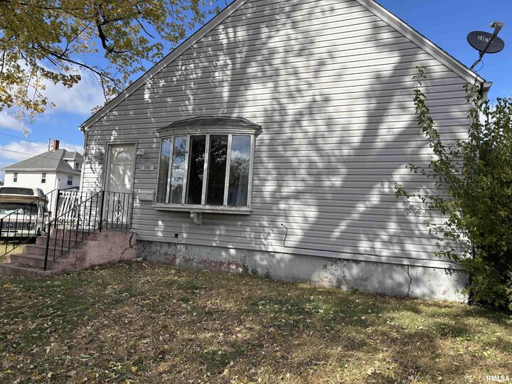 Property Photo:  560 S 4th Avenue  IA 52732