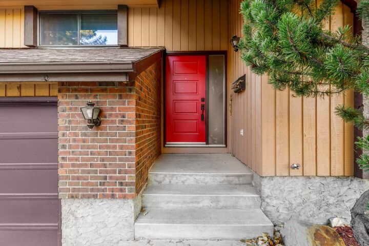 Photo de la propriété:  135 Oakfern Way SW  AB T2V 4K2