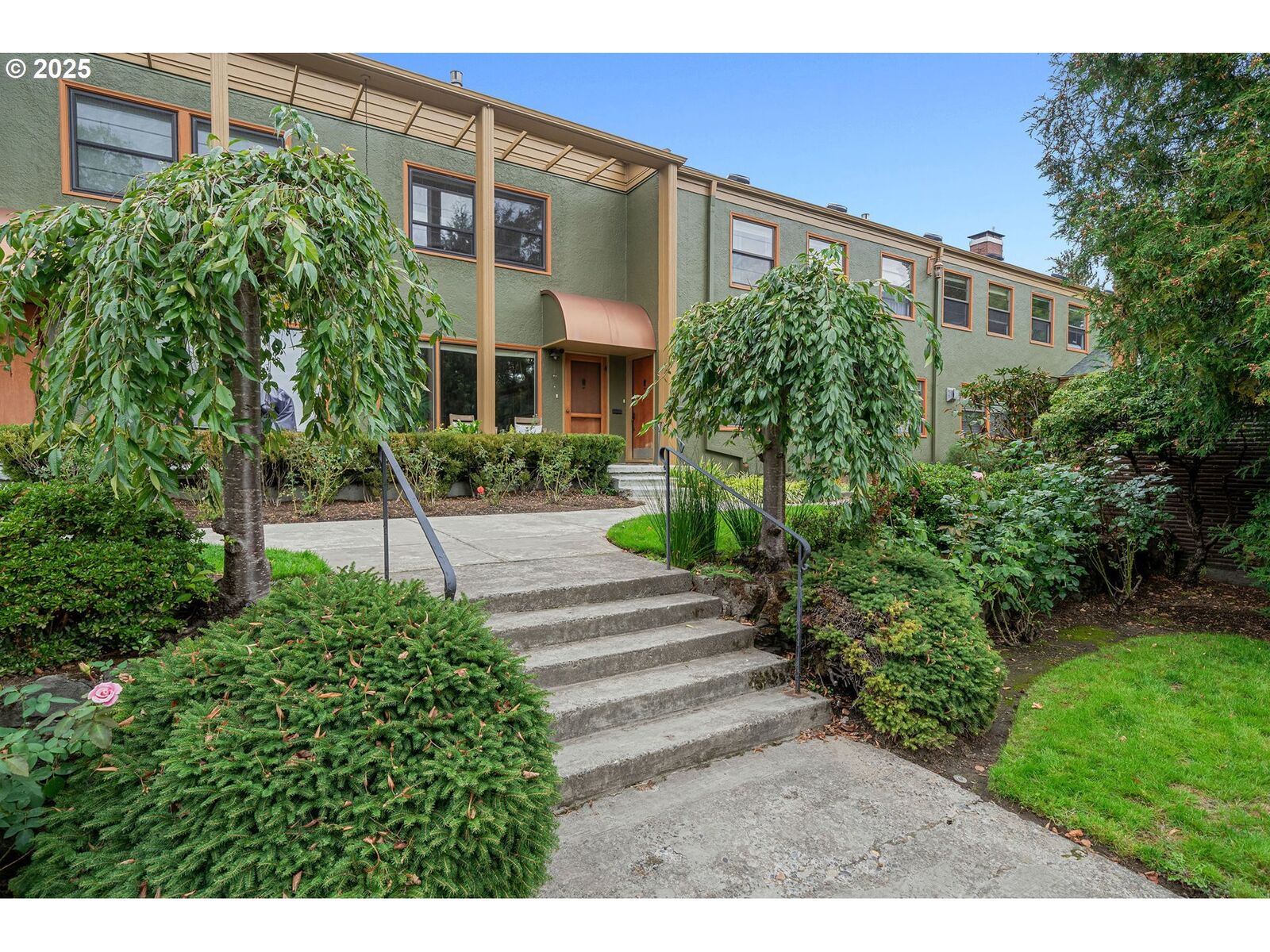 Property Photo:  2025 SE Caruthers St 14  OR 97214