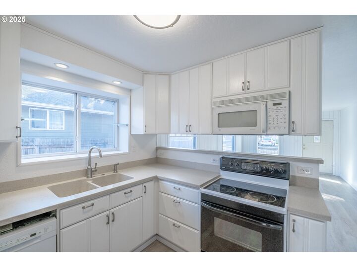 Property Photo:  1385 Waller St  OR 97302 