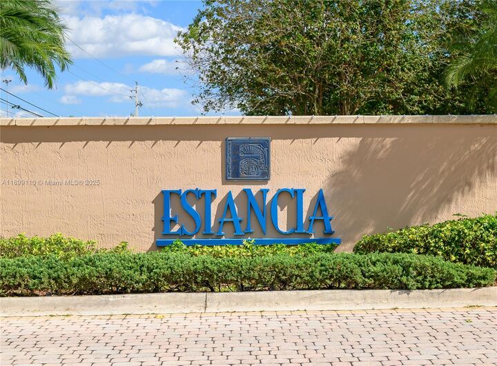 Property Photo: 341 SW 184th Ter FL 33029