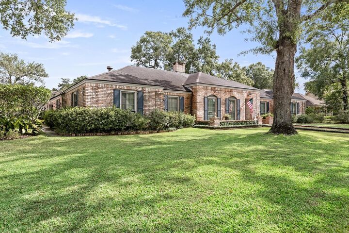 Property Photo: 1590 Belvedere Dr TX 77706