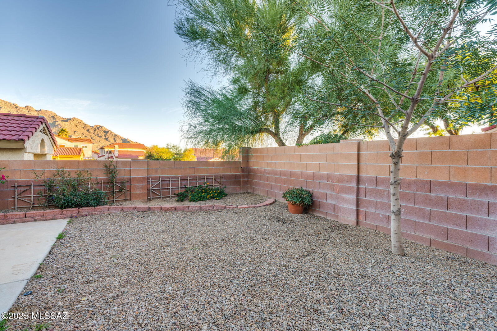 Property Photo: 681 W Mountain Ridge Drive AZ 85737